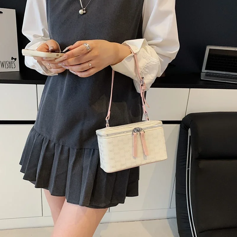 

Luxury Brand Simple Diaper Bags For Women Stylish Vintage Crossbody Bag Elegant Commuter Bag Fashionable Messenger Bag Classic