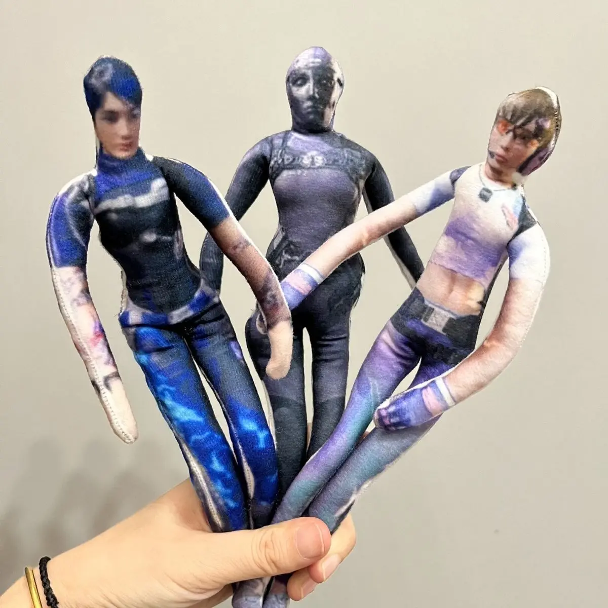 

Pink Blue Rose Rose Stuffed Dolls: Call of Duty Movable Abstract Body with Wire Skeleton - Hand-made Halloween Prop