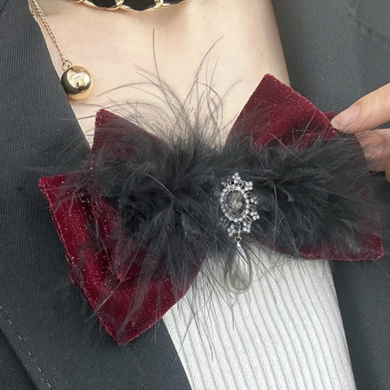 

Vintage Velvet Feather Bow Tie Brooch Fashion Gift High-end Luxury Rhinestone Pearl Pin Women's Suit Shirt Corsage Collar Flower