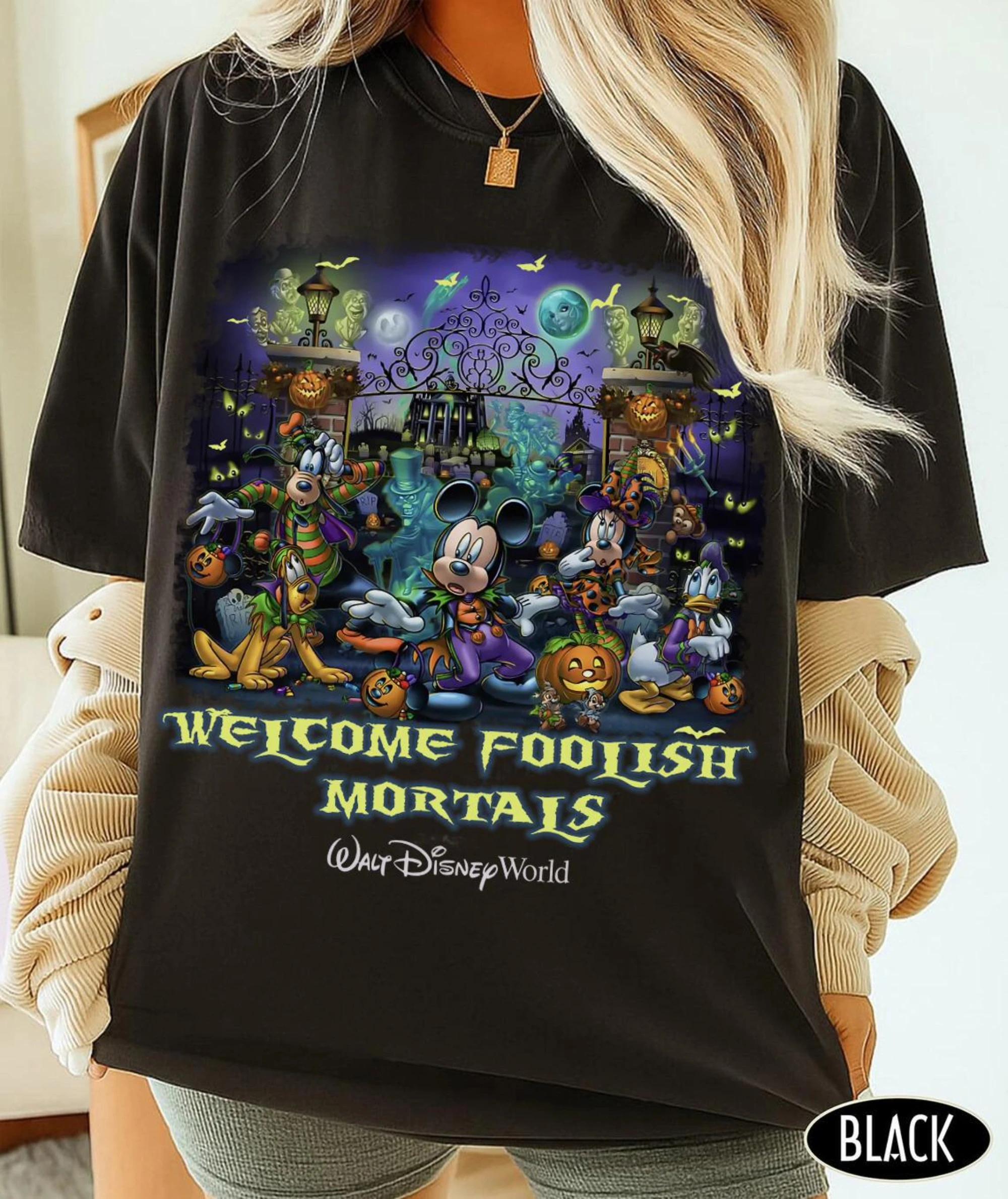 

Особняк с привидениями «Добро пожаловать дураш смерти» «Микки и друзья», Хэллоуин – это просто вокруг угла! Футболка