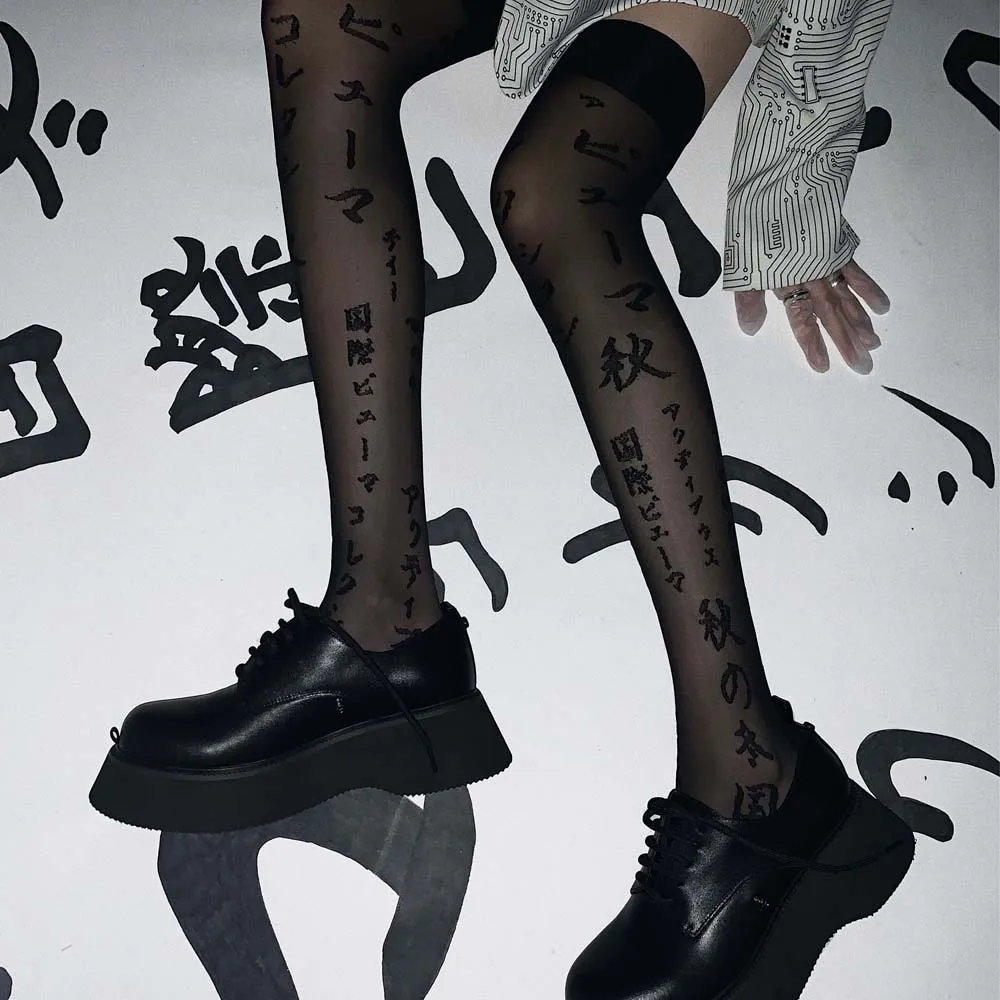 Stoking wanita Gotik Punk hitam halus setinggi paha Harajuku motif huruf Jepang Jacquard Lolita kaus kaki panjang di atas lutut