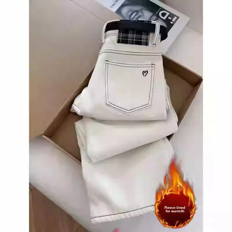 

Осень-зима 2025: женские расклешенные прямые джинсы с маленькой вышивкой в виде сердца и бархатом для тонкого образа