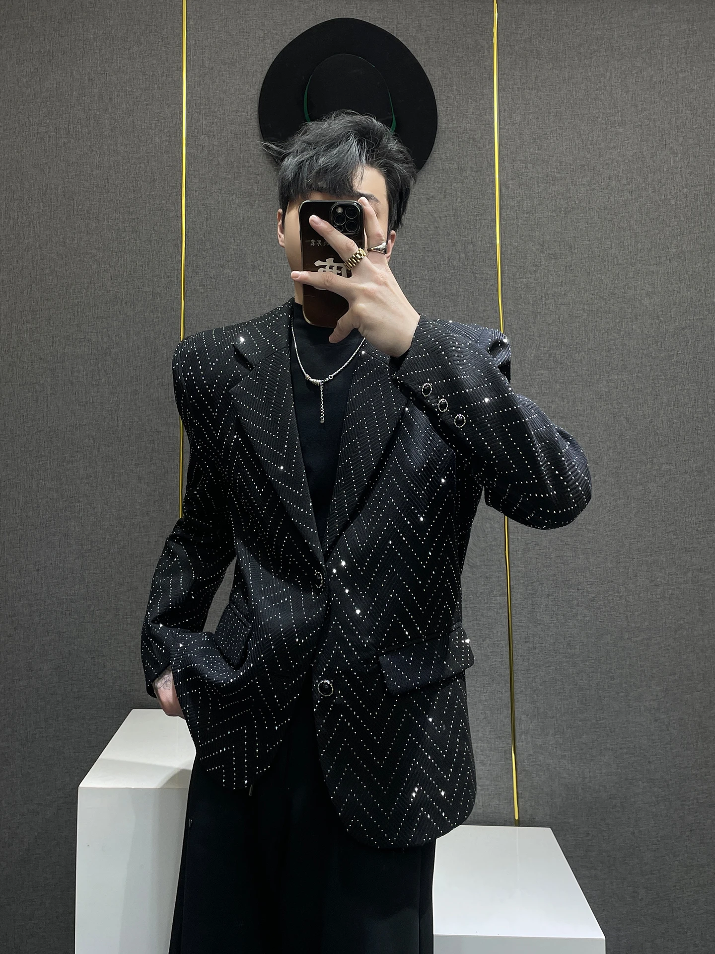 

Стильный городской мужской черный пиджак с подплечниками, повседневная верхняя одежда с длинными рукавами, модный трендовый пиджак без бренда