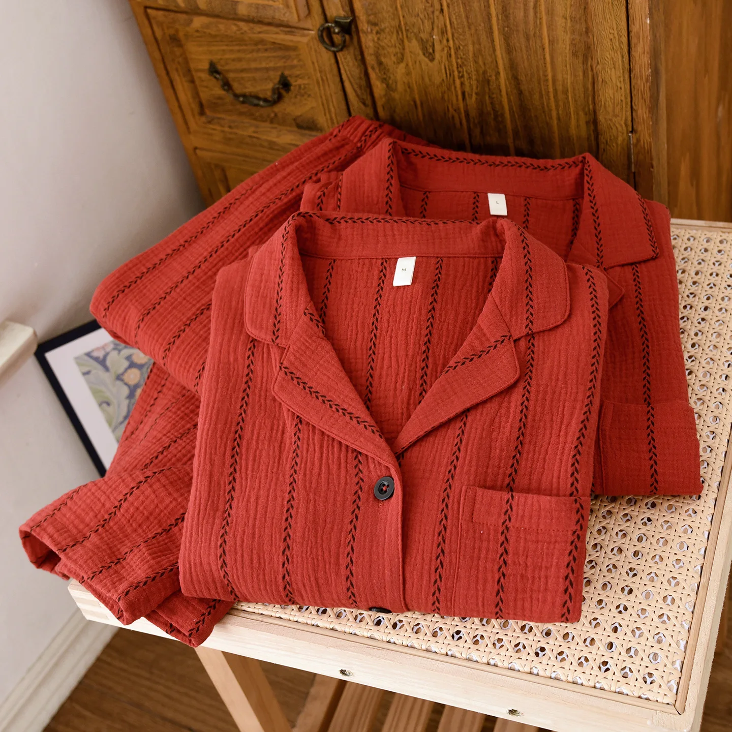 

Пара мужских стилей, весна-лето, свободные удобные красные хлопковые марлевые полосатые рубашки, брюки, домашняя одежда, пижамный комплект