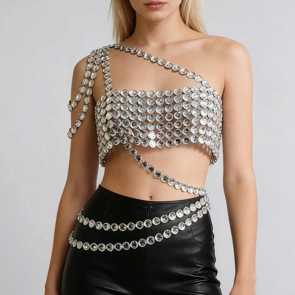 

Блестящий серебристый праздничный наряд 2026: женский топ на одно плечо со стразами и цепочками, цепочки на руки, хрустальный боди-топ с цепочками-бандажами