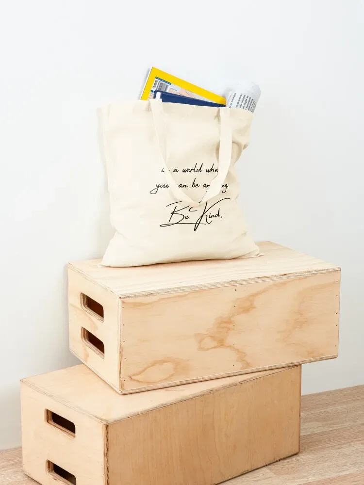 في عالم حيث يمكنك أن تكون أي شيء أن تكون لطيفًا، أكياس تسوق قابلة للطي من القماش في السوبر ماركت