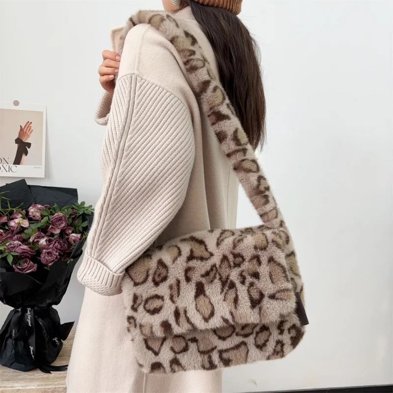 

Faux Fur Shoulder Bag New Women's Bag For Women Winter Plush Simple Underarm Plush Tote Bag Capacity Female Furry Crossbody Bags