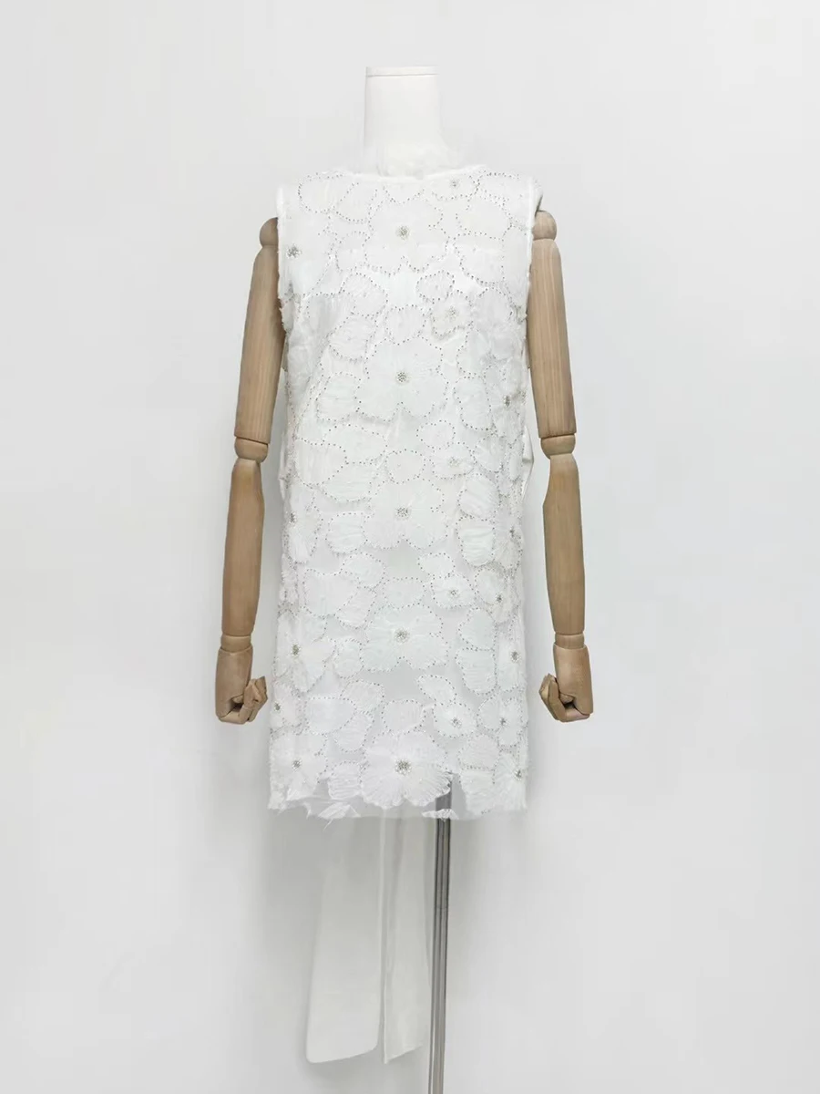 فستان سهرة أنيق مزين بقطع القماش من VGH للنساء بياقة دائرية بدون أكمام وخصر عالٍ مع فيونكة فساتين بيضاء رسمية للسيدات