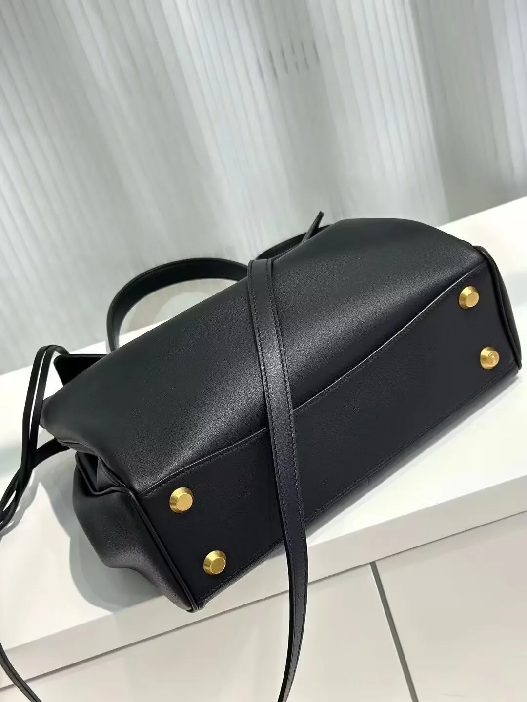 2024 Luxury Designer Handbags Large Capacity Portable Underarm Bag for Casual Commuting Women\'s Top Quality Leather Flip Bag