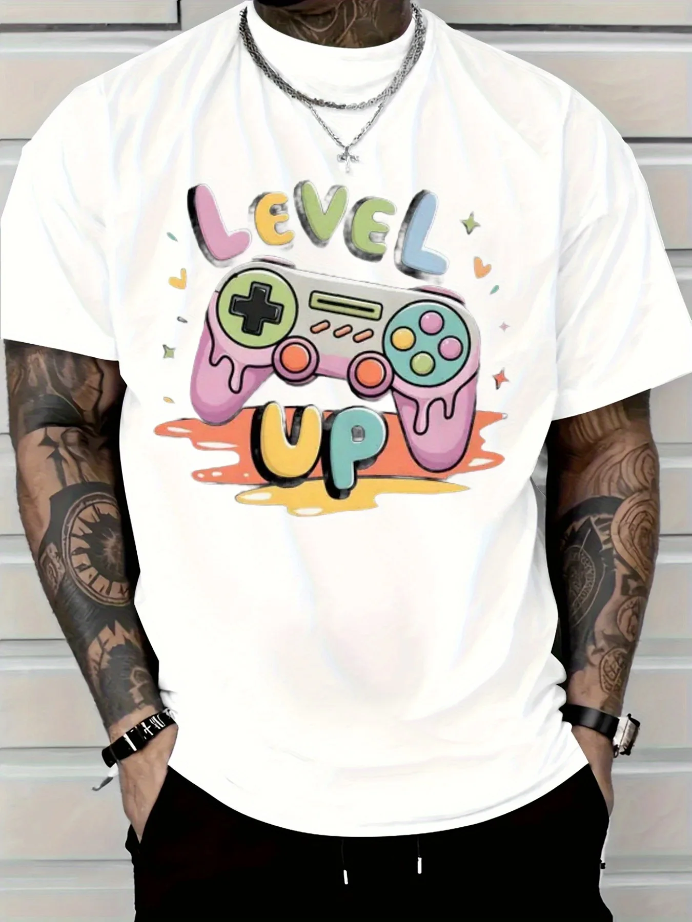 تي شيرت رجالي قطني غير رسمي جديد 2025 مع وحدة تحكم ألعاب مطورة طباعة تصميم نيون نابض بالحياة مريح وأنيق
