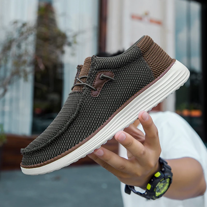 

Мужские мокасины просторного кроя. Прочная система на шнуровке с мягкой противоскользящей подошвой. Идеально подходят для работы и повседневной носки.