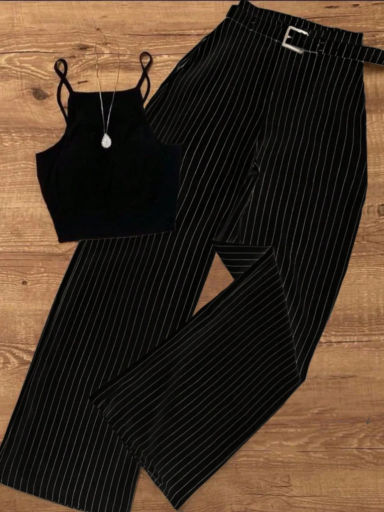 

Женский черный полосатый повседневный комплект из двух предметов: укороченный топ и брюки с широкими штанинами