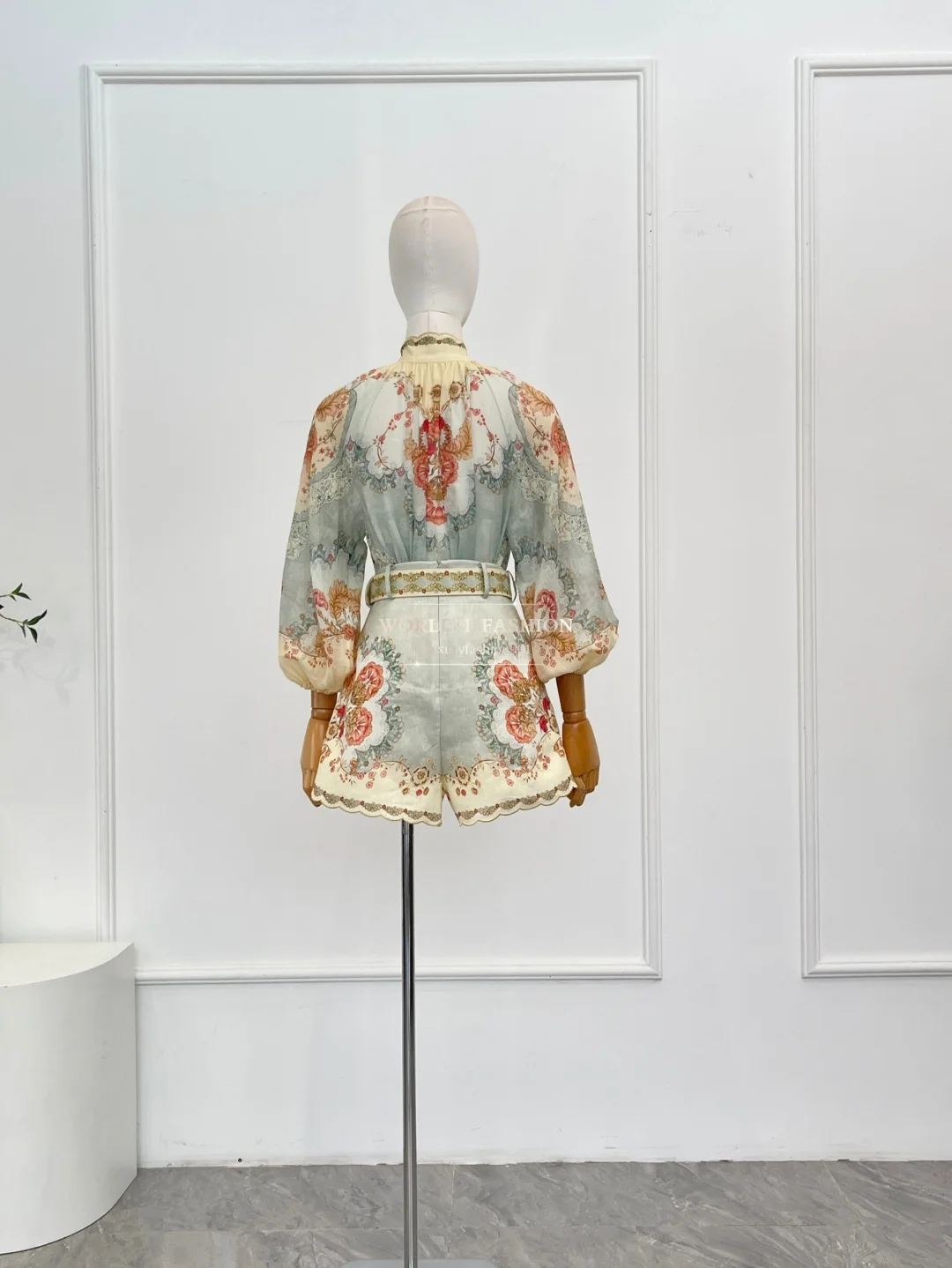 مجموعة بلوزات وسروال قصير الأكمام بأكمام طويلة وطبعة زهور خضراء على الموضة الجديدة لعام 2025