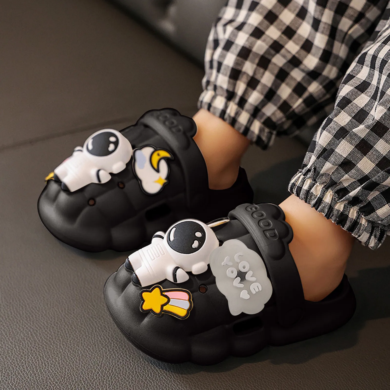 Kids Sandals Summer Cartoon Boys Girls Mules Garden Beach Slippers Sandals Non-Slip Soft Flat Children Baby Shoes Mules 2024