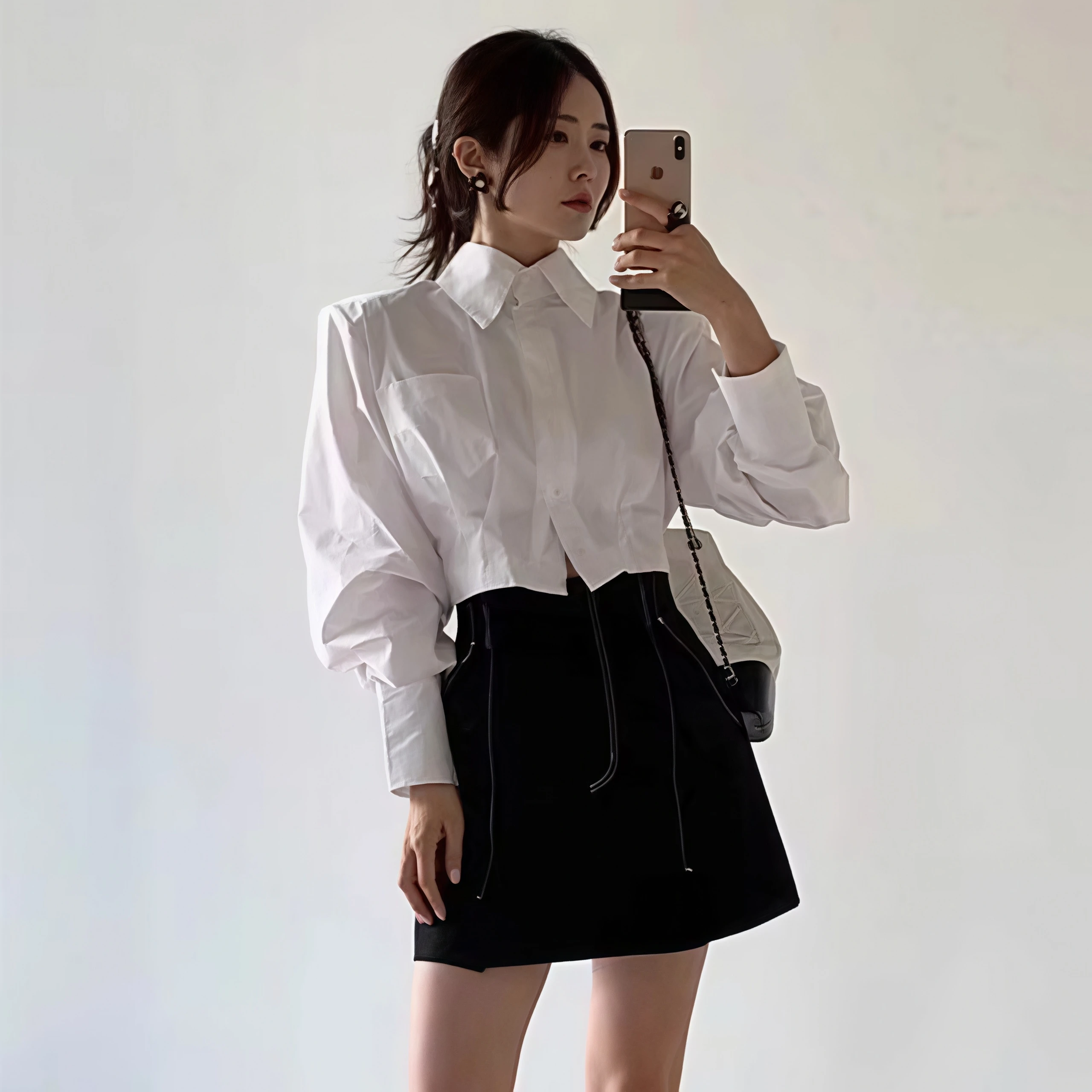 Damen-Bluse mit gepolsterten Schultern, kurz geschnitten, weiß, Reverskragen, Brusttasche, geraffte Langarmbluse, elegante kurze Oberteile für das Büro. – Detail 5