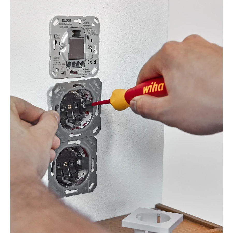 

WIHA 45296 4 in 1 Insulated Screwdriver Set with Bit Magazine for Phillips Slotted Pozidriv Screw 1000V Insulated Screwdrivers