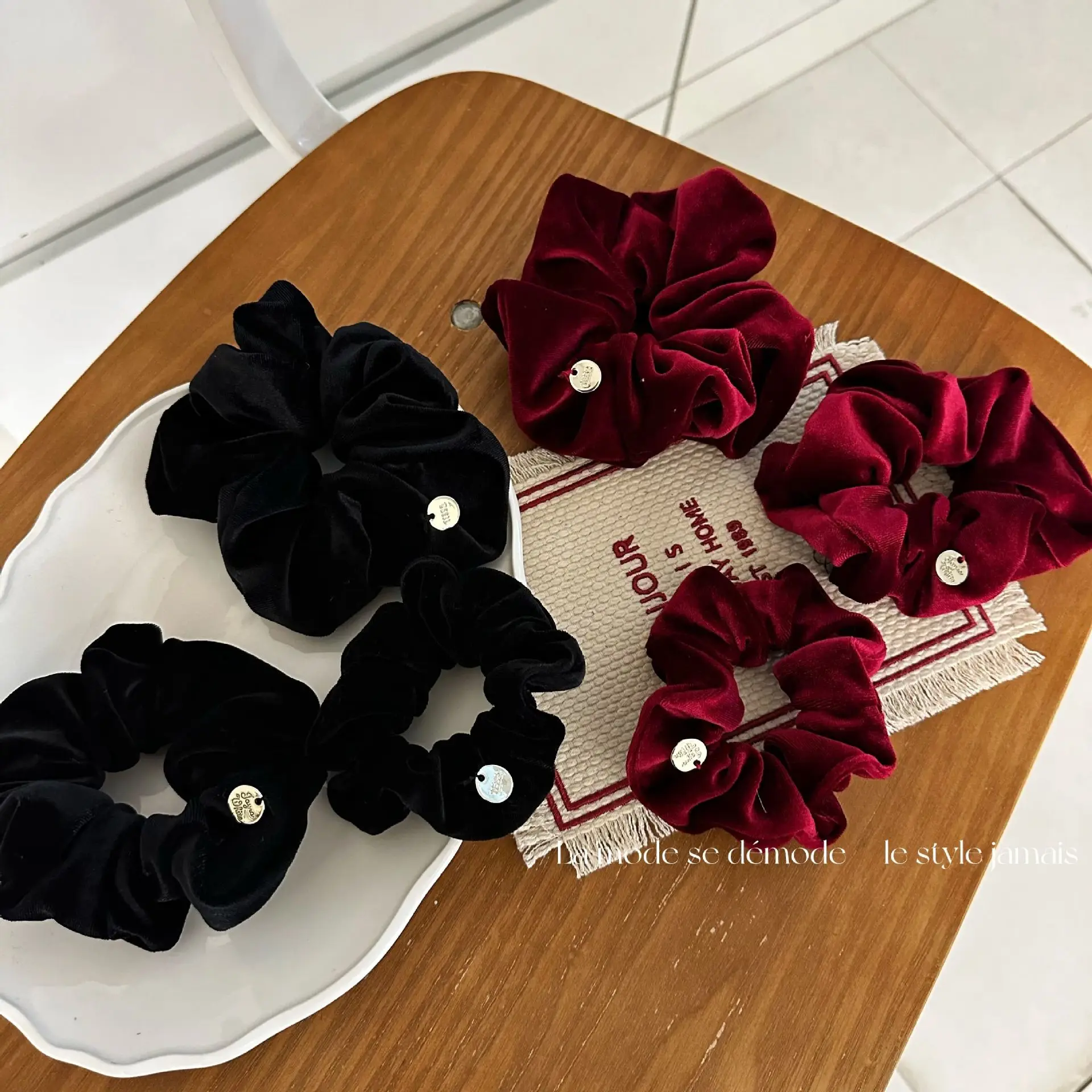 Elásticos de veludo para mulheres, scrunchies de cor sólida, laços, rabo de cavalo, acessórios para cabelo, pequena tabuleta dourada, elegante