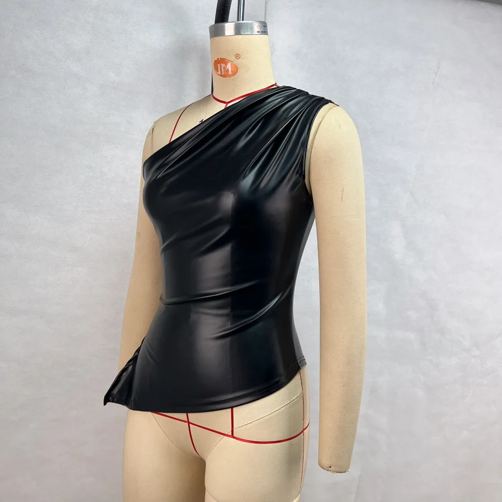 Einfarbiges, ärmelloses, unregelmäßiges, schulterfreies T-Shirt aus Leder mit schrägem Kragen, sexy, schmal geschnitten, mit Reißverschluss – Detail 12