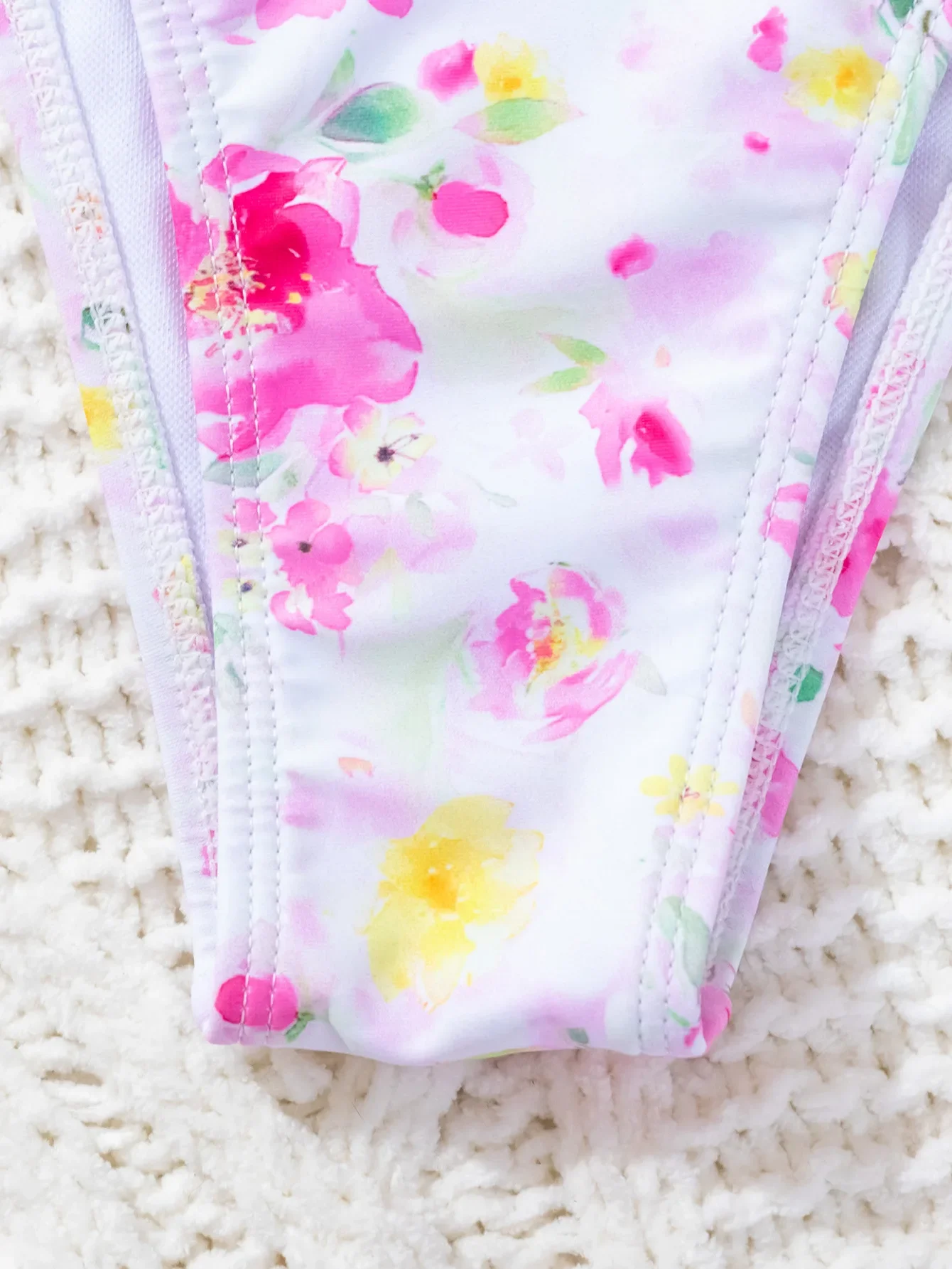 Costume da bagno a due pezzi con stampa floreale per donna Estate nuovo bikini senza spalline senza schienale Set vacanza al mare con scollo a V costumi da bagno senza schienale 2024