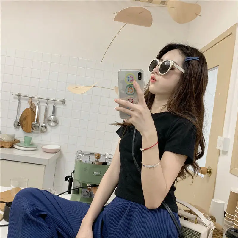 Einfarbiges Kurzarm-T-Shirt für Damen, 2025, neues koreanisches Slim-Ins, superheißes, vielseitiges kurzes T-Shirt, Top-Basis-Shirt, trendig