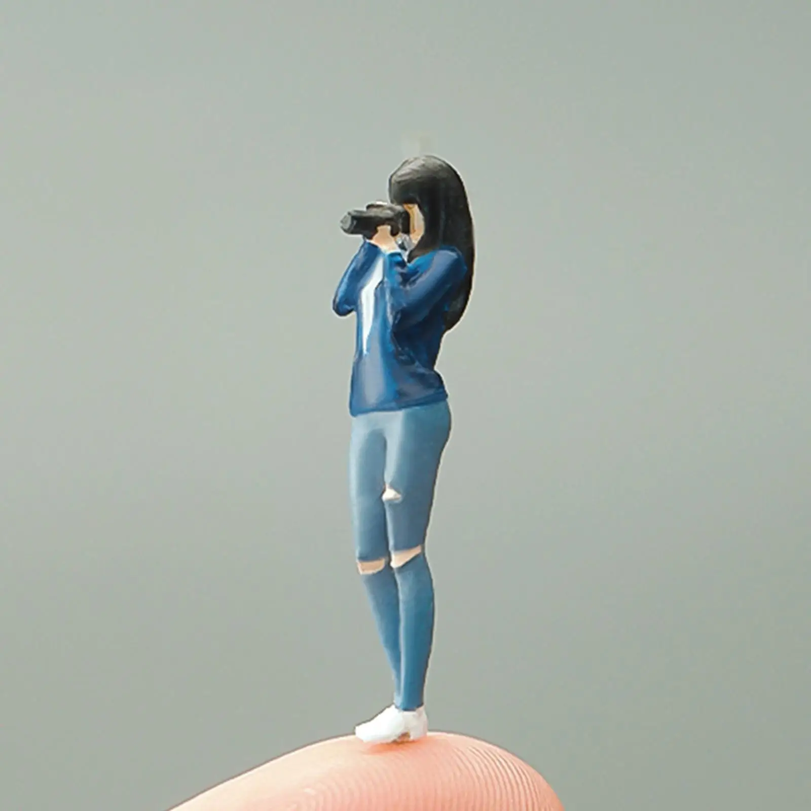 1/64 Scale Diorama Figure Character Female Photographer Resin Handpainted