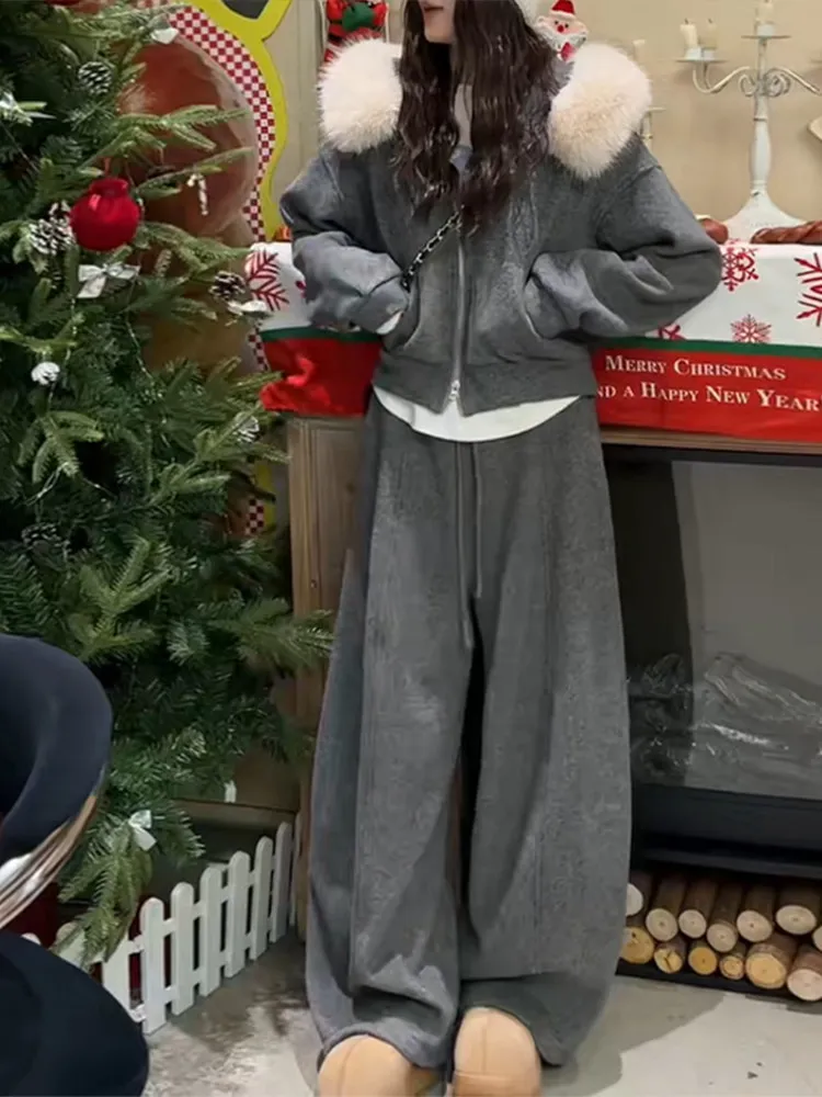 

Женский повседневный комплект: свитшот с воротником из искусственного меха и брюки с высокой талией и широкими штанинами. Новинка осенне-зимнего сезона.