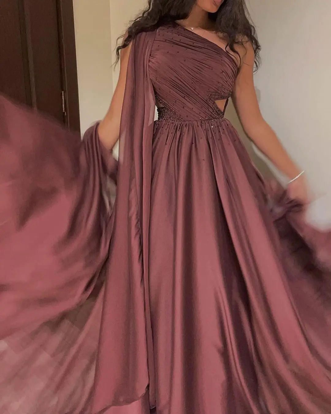 Vestidos de graduación de un hombro sin tirantes, sin mangas, hasta el suelo, elegantes vestidos de fiesta de noche para mujer de Arabia Saudita, formales hechos a medida