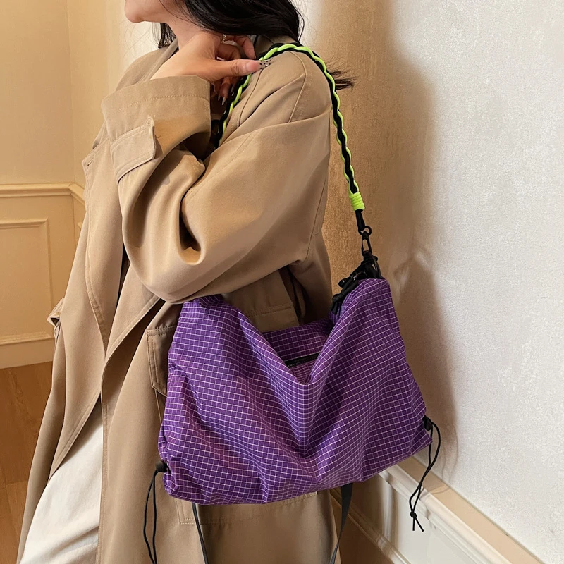 Lässige, karierte, wasserdichte Stoff-Umhängetasche, leichte Reisetasche für Damen, vielseitige Crossbody-Tasche – Detail 8