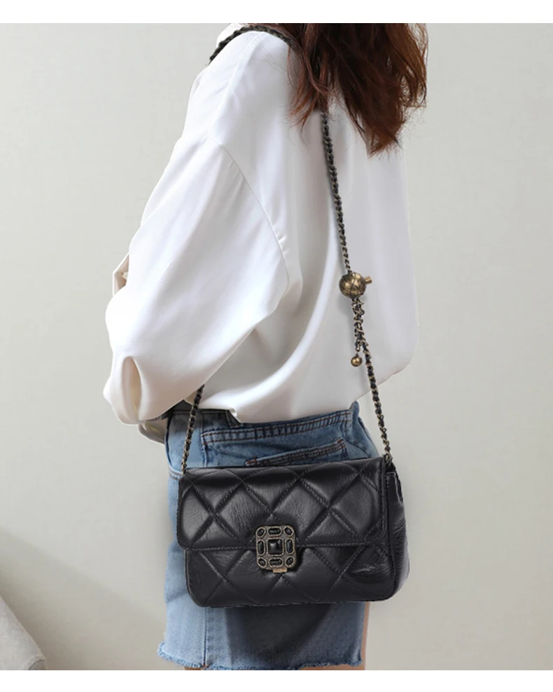 Aidrani Tasche für Damen aus echtem Leder, Sommer-Schultertasche mit Kette, neue kleine Tasche mit goldenem Ball, Diamantketten-Umhängetasche. – Detail 4