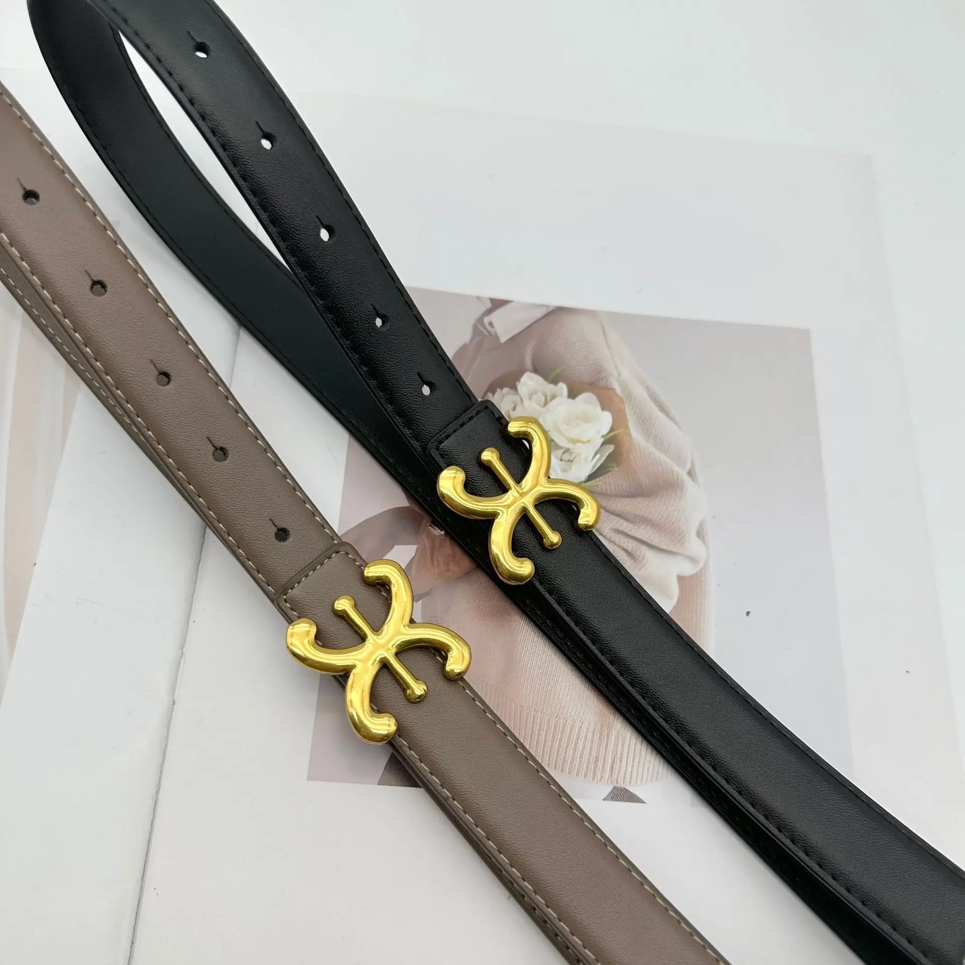 حزام على الطراز الأوروبي والأمريكي 2025 حزام جلد طبيعي جديد للنساء، حزام بإبزيم حروف متعدد الاستخدامات، حزام من قماش الدنيم متوفر في المخزون