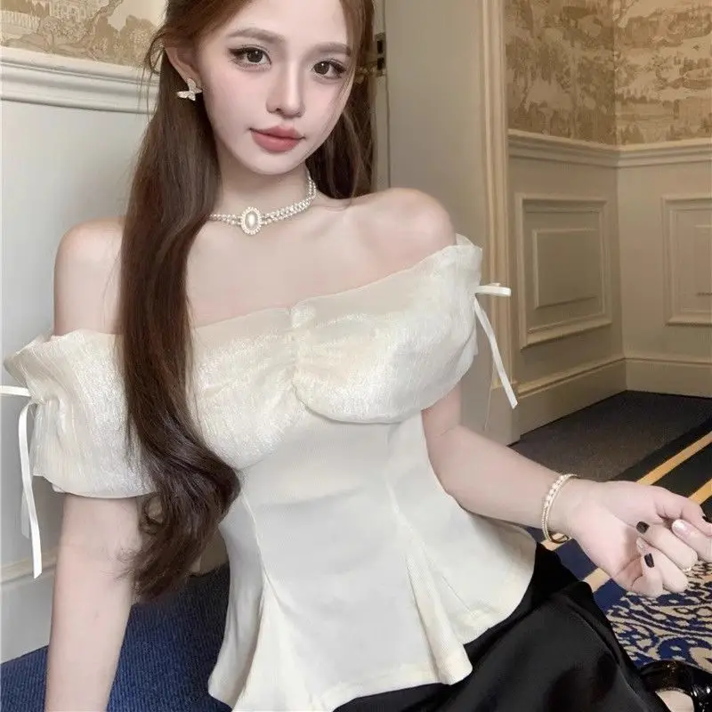 

Блузка на одно плечо с завязкой на талии, красиво дизайнерская летняя юбка с рюшами и великолепный топ во французском стиле для женщин