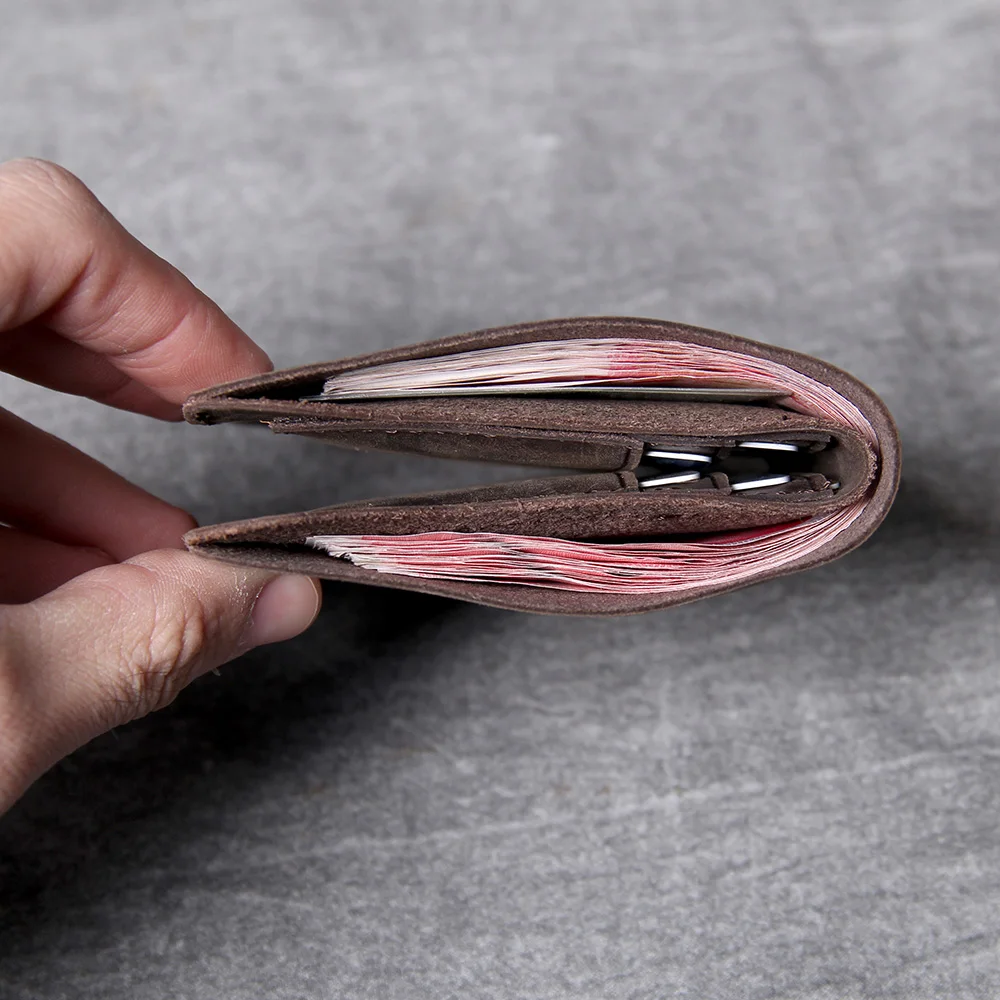 S.WORKER Klassische Kurzbörse aus Vollnarbenleder für Herren, Minimalistische Taschenbörse mit Kartenhalter – Detail 16