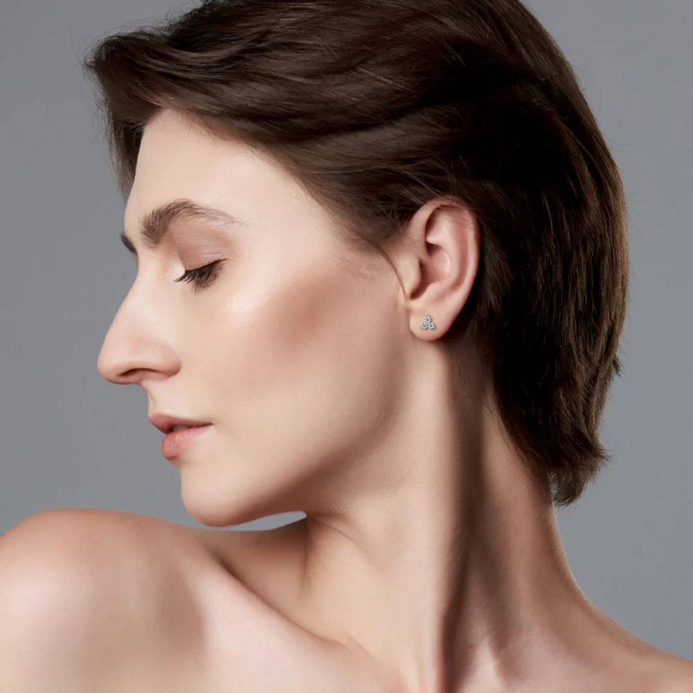 M-JAJA 0.6CT Moissanite Clover Stud Earrings for Women Gold Plated S925 Sterling Silver Diamond Earrings Party Fine Jewelry Gift