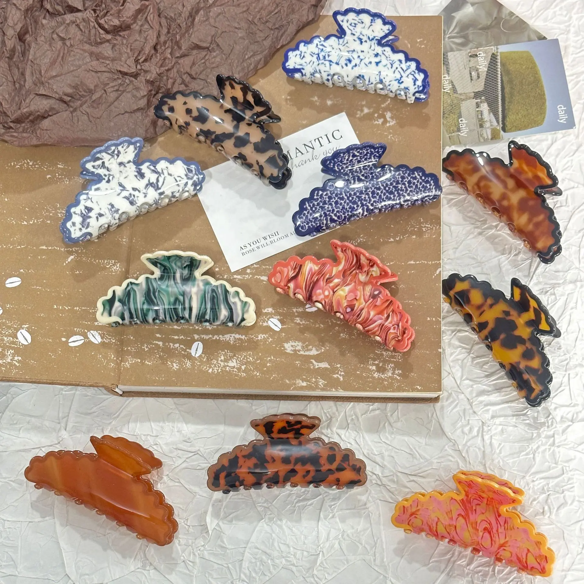 

Новая заколка для волос из сине-белого фарфора, классическая акриловая заколка с волнистым краем, аксессуар для волос для женщин и девочек