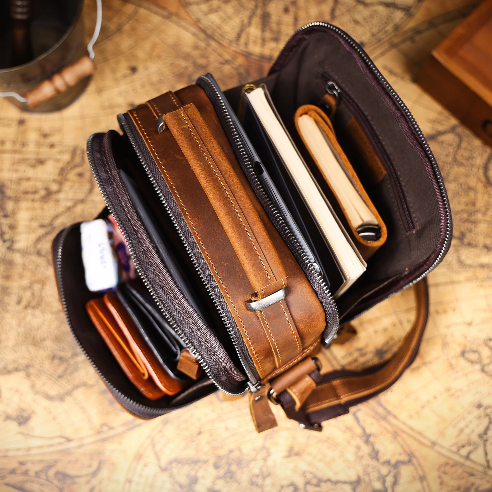 Vintage Leder-Umhängetasche für Herren, Lässige Crossbody-Tasche, Herren-Schultertasche aus Crazy-Horse-Leder, Handgefertigt – Detail 17