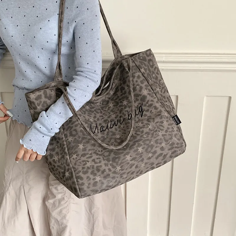 2026New leopard-print canvas tote bag for women, perfect for autumn and winter, a casual shoulder bag for commuting, with a larg