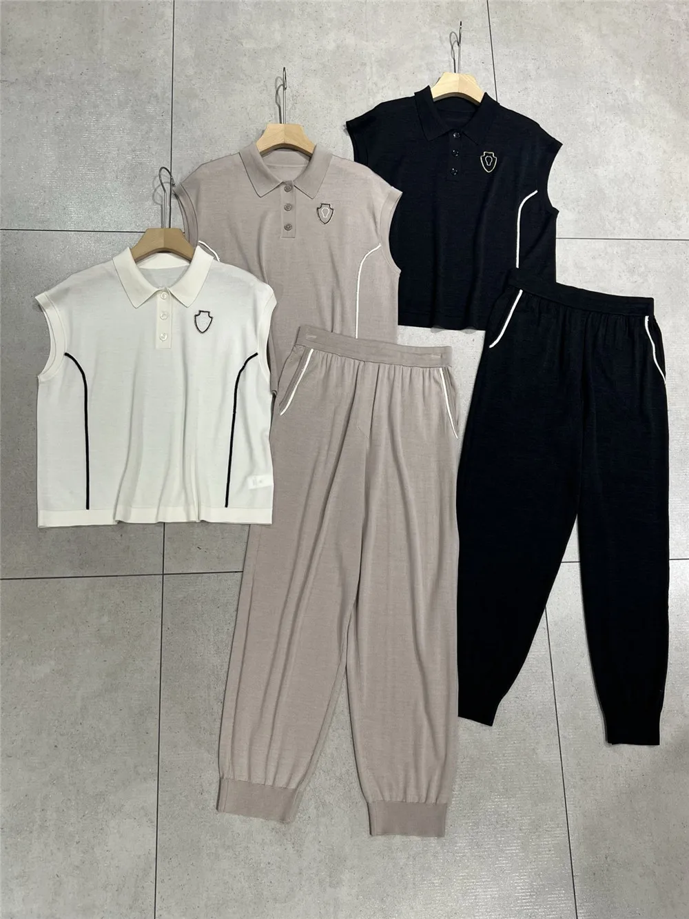 

Women's New Polo Collar Embroidered Two-Piece Set Silk-Wool Sleeveless Knit Top Paired with Elastic-Waist Casual Pants