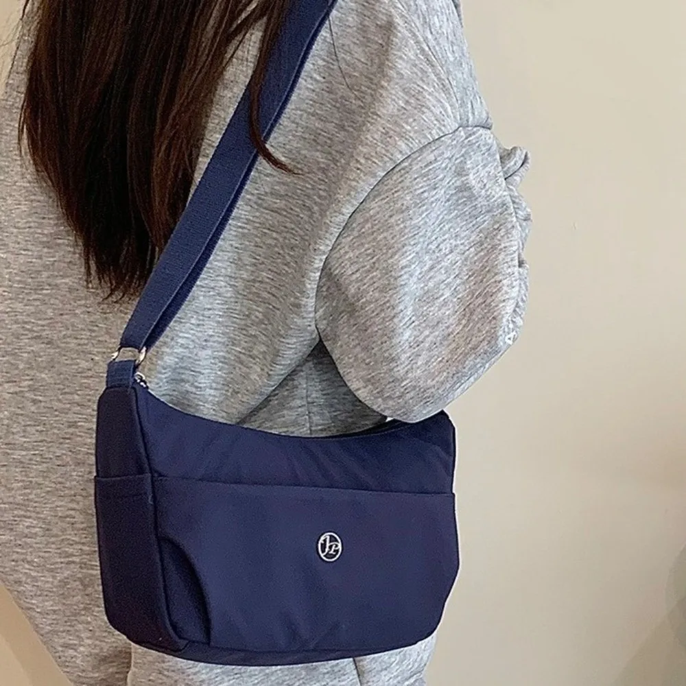 حقيبة كتف نسائية عصرية ذات سعة كبيرة بلون سادة حقيبة كروس من النايلون متعددة الاستخدامات للاستخدام في الهواء الطلق