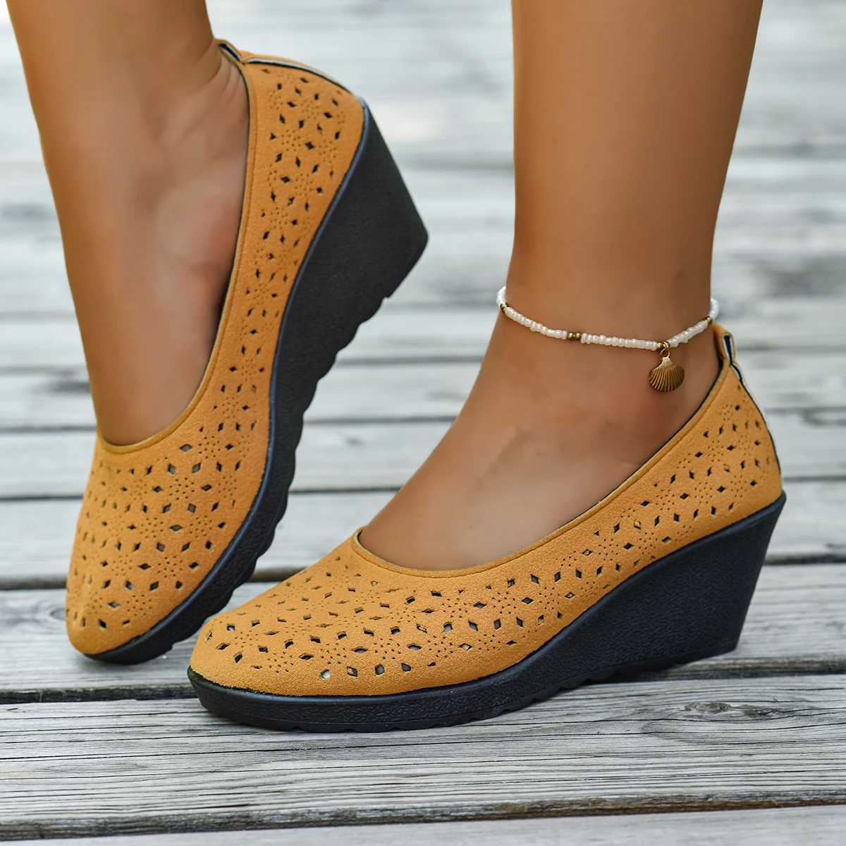 

2025 new women's shoes with sloping heel, thick sole, fashionable and versatile round toe, straight strap, single shoe