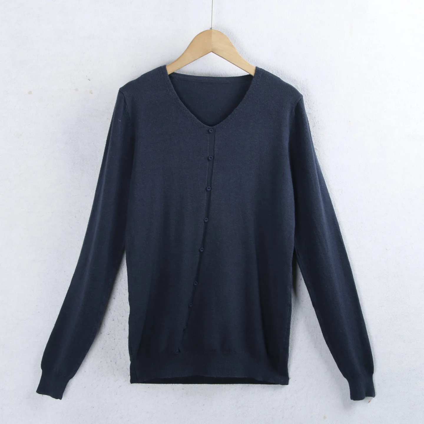 

Универсальный длинный вязаный свитер V-Ne с несколькими пуговицами, осенний модный утягивающий женский цельный свитер для поездок на работу