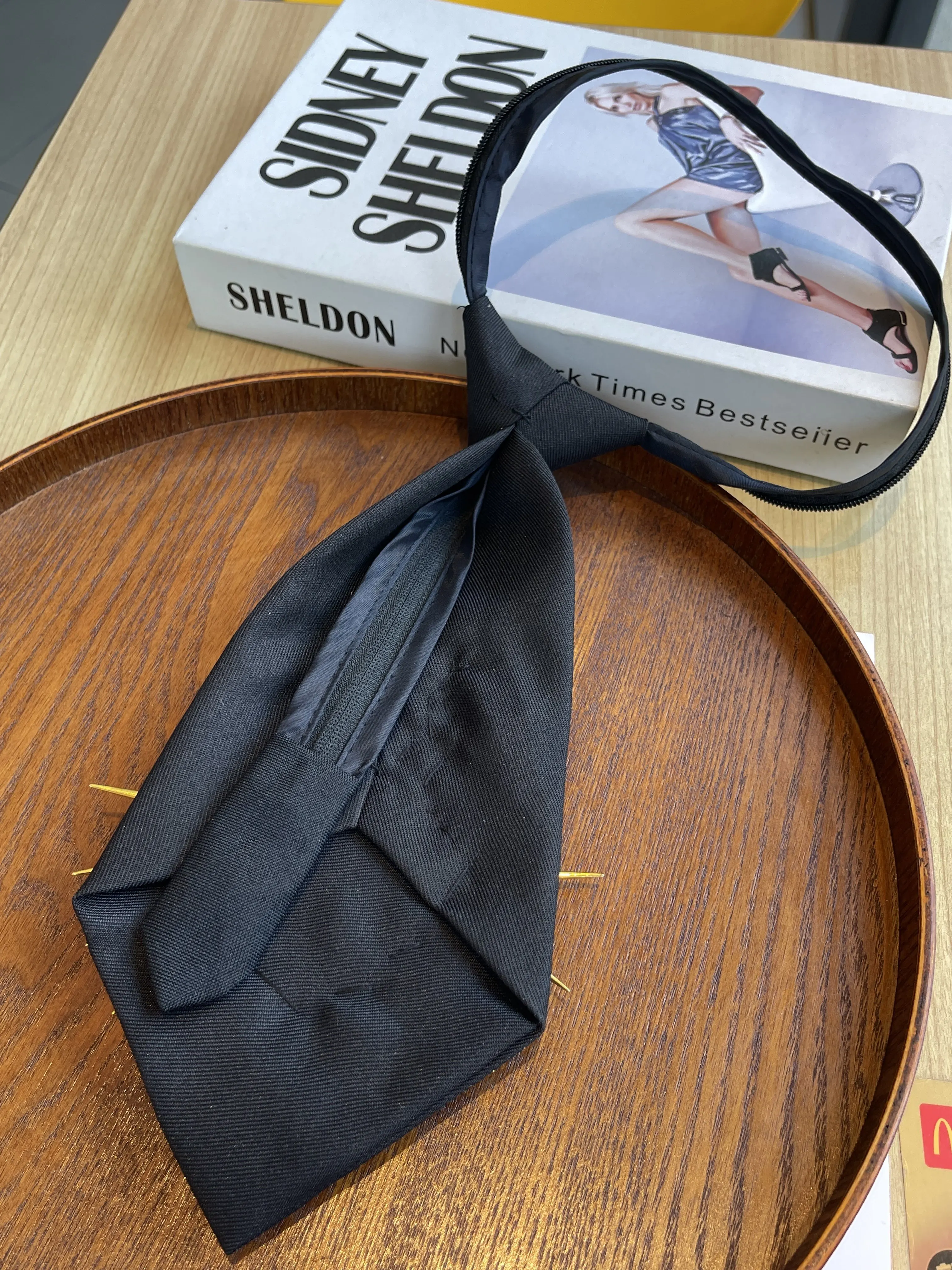 Schwarze, herzförmige, hornförmige Damen-Krawatte mit Reisperlen und Strasssteinen, ein funkelndes und elegantes Halsaccessoire mit durchdachtem Design, perfekt für Bankette, Abendessen und Arbeitskleidung – Detail 7