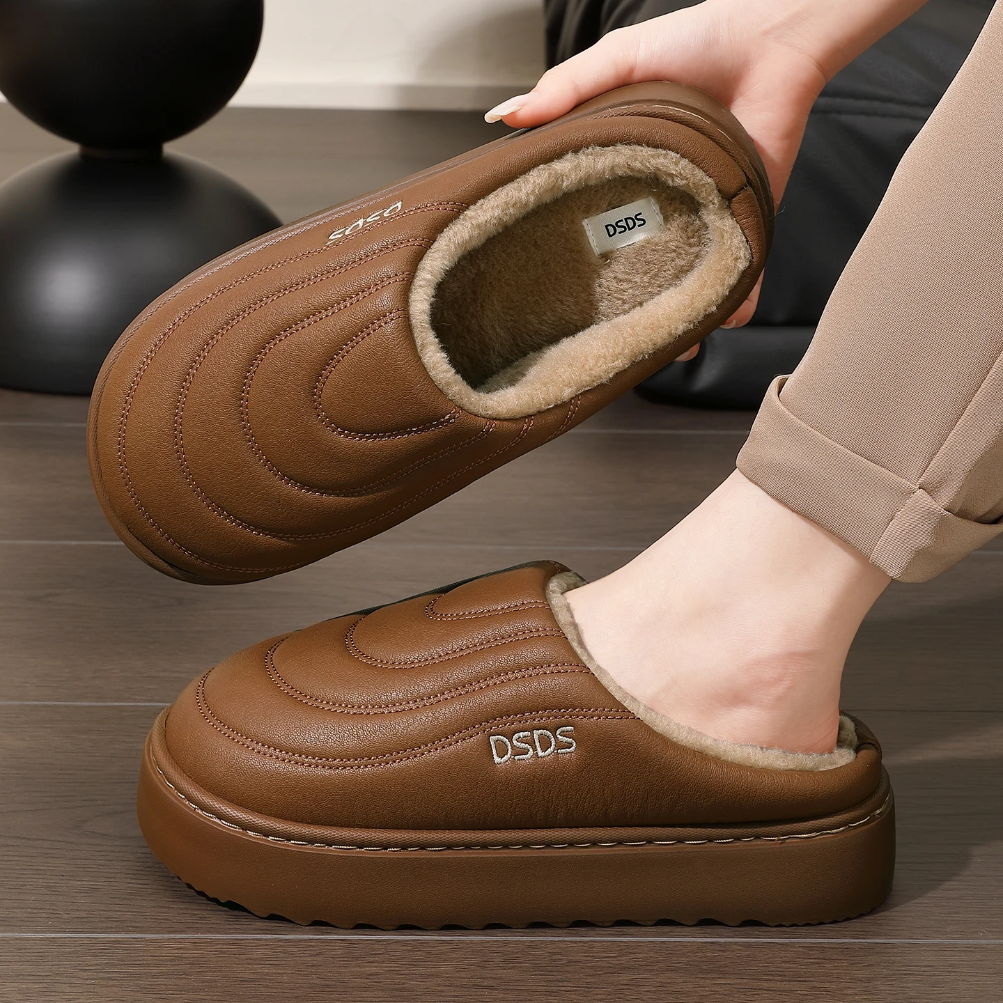 Winterwarme Plüsch-Hausschuhe, wasserdicht, rutschfest, mit dickem Fell, für drinnen und draußen, gemütliche Schuhe für kaltes Wetter, für Damen und Herren. – Detail 7