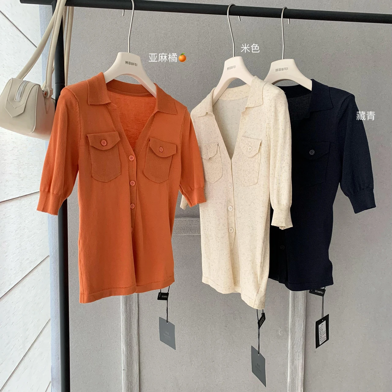 Damen Sommer Eleganter V-Ausschnitt Kurzarm-Strickpullover mit Taschen Einfarbiger Einreihiger Halbarm-Pullover