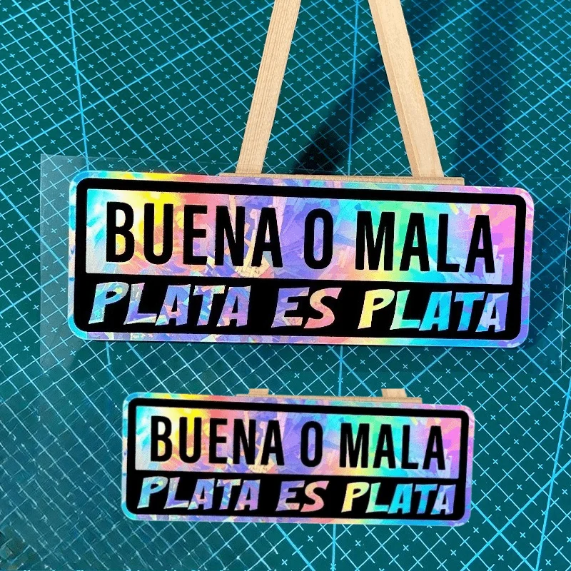 2 pegatinas holográficas con texto en español, impermeables, con la frase "Buena o Mala Plata Es Plata", para coche, motocicleta y portátil.