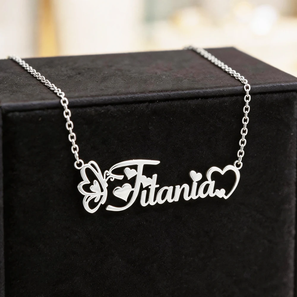 Personalisierte Namens-Schmetterlings-Halskette „Liebe zum Herz“ – Individueller Namensanhänger aus Edelstahl – Muttertagsgeschenk