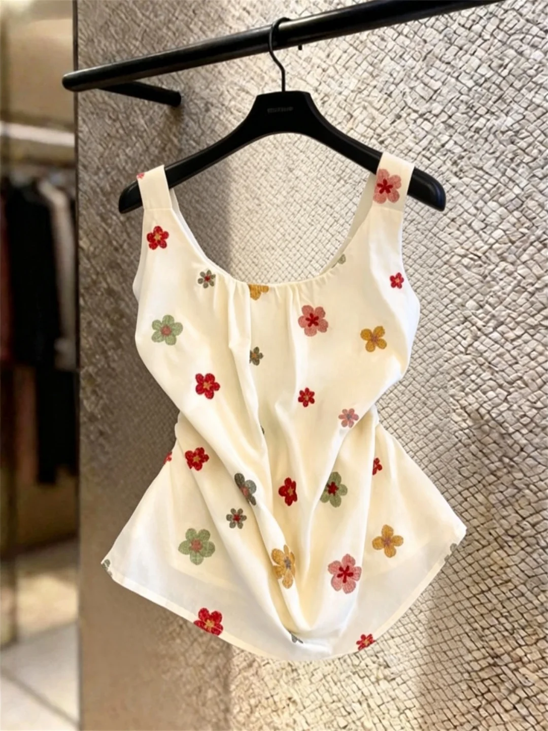 

High-End Women's Embroidered Flower Strap Vest Summer Back Hollow out Sleeveless Top Breathable Cotton Casual Wear
