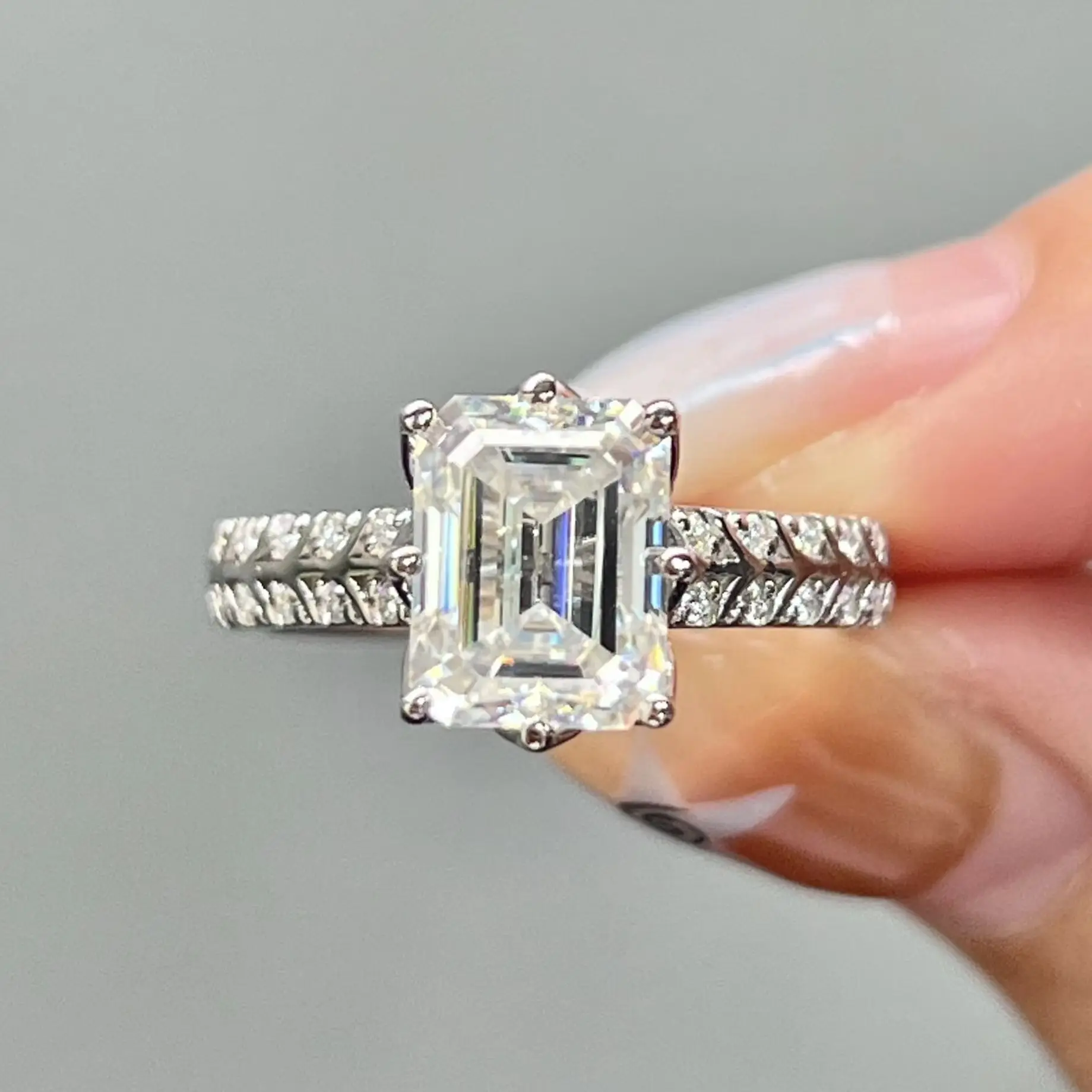 

S925 Silver Emerald Cut 3-Carat Moissanite Ring – A Unique, Stylish Piece Suitable for Both Japanese and Korean Styles.