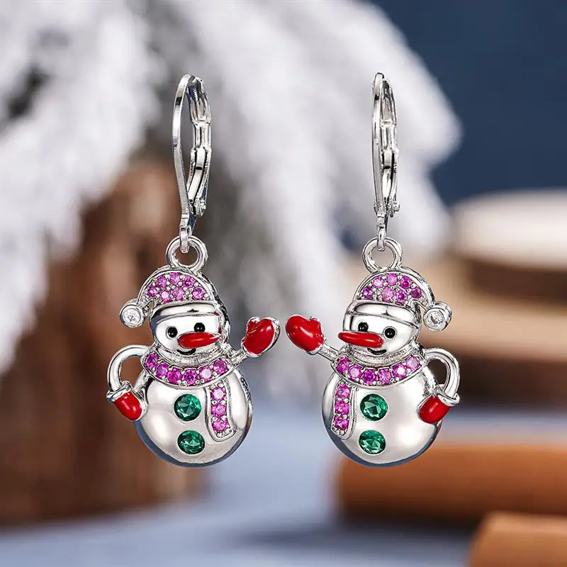 Huitan Weihnachts-Schneemann-Ohrringe für Damen, eingelegt mit glänzendem lila/grünem CZ, funkelndes Zubehör, Festival-Party-Schmuck