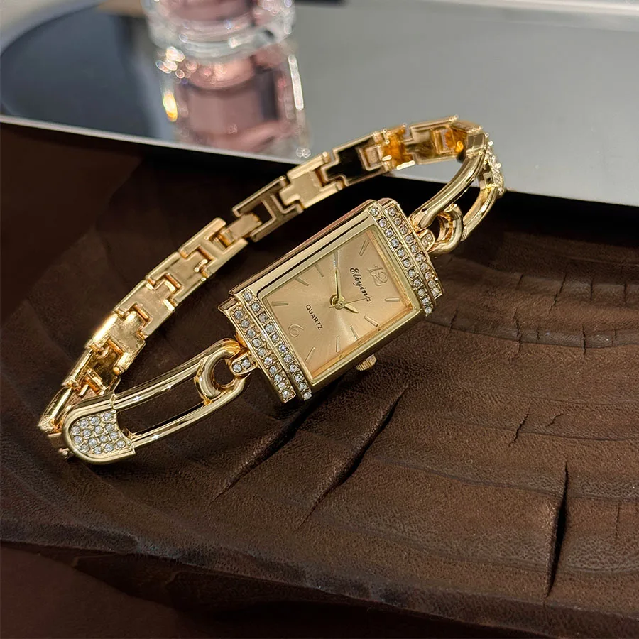 موضة جديدة دبوس كوارتز ساعة نسائية فاخرة الحد الأدنى الراقية جولة قوس الزجاج الماس مرصع مربع ساعة اليد