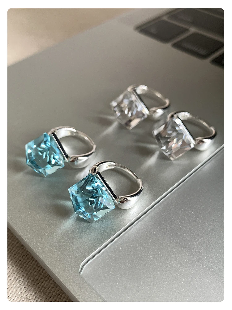 Quadratische Zirkonia-Huggie-Ohrringe, Silberbeschichtet, Blaue Klare Kristall-Creolen, Eleganter Alltagsschmuck für Frauen, Geschenkidee – Detail 20
